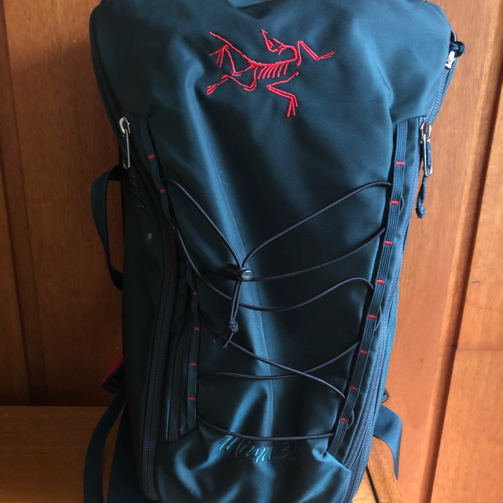 Like NEW Arcteryx backpack.  Opens up like a suitcase